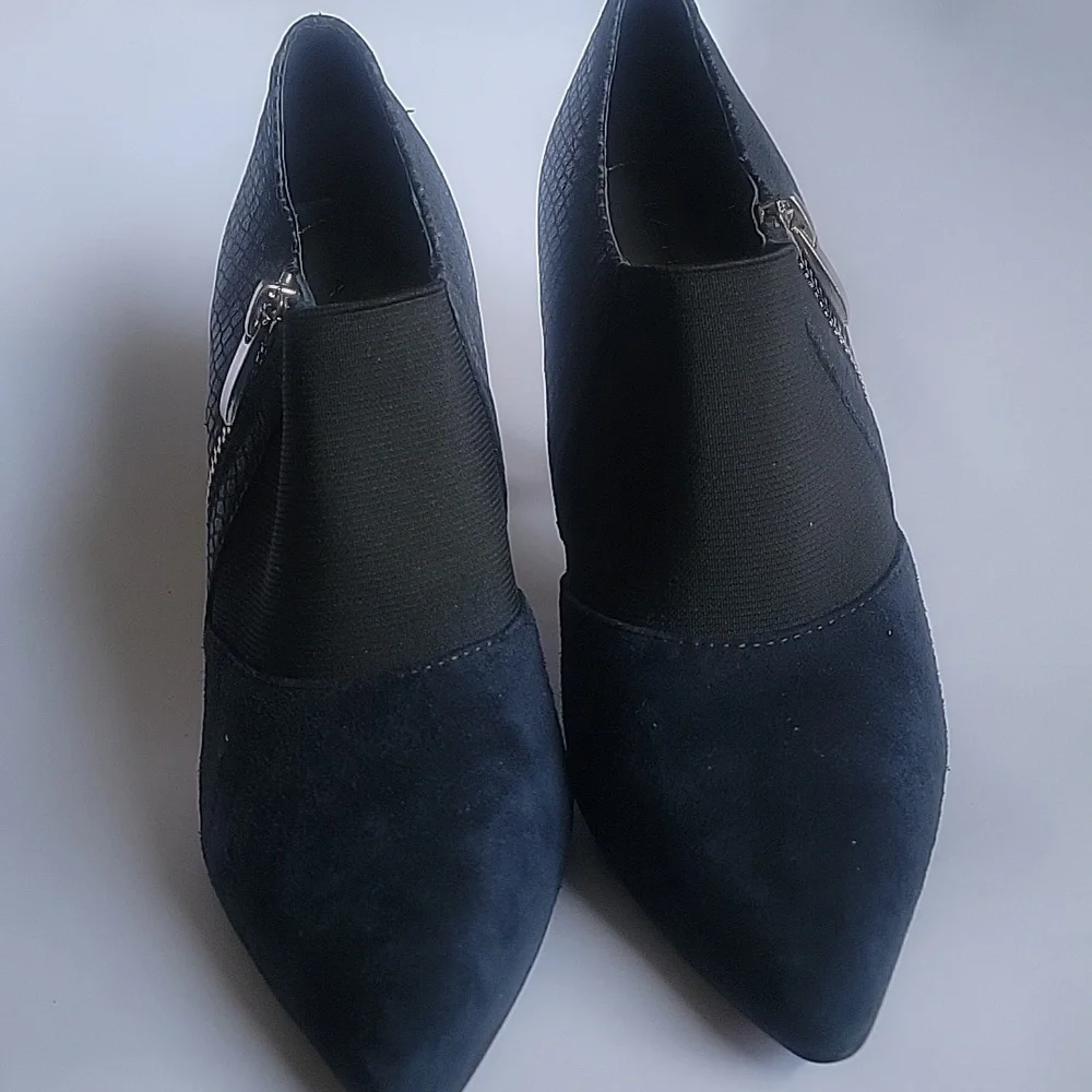 Tahari Shoes Size: 5.5